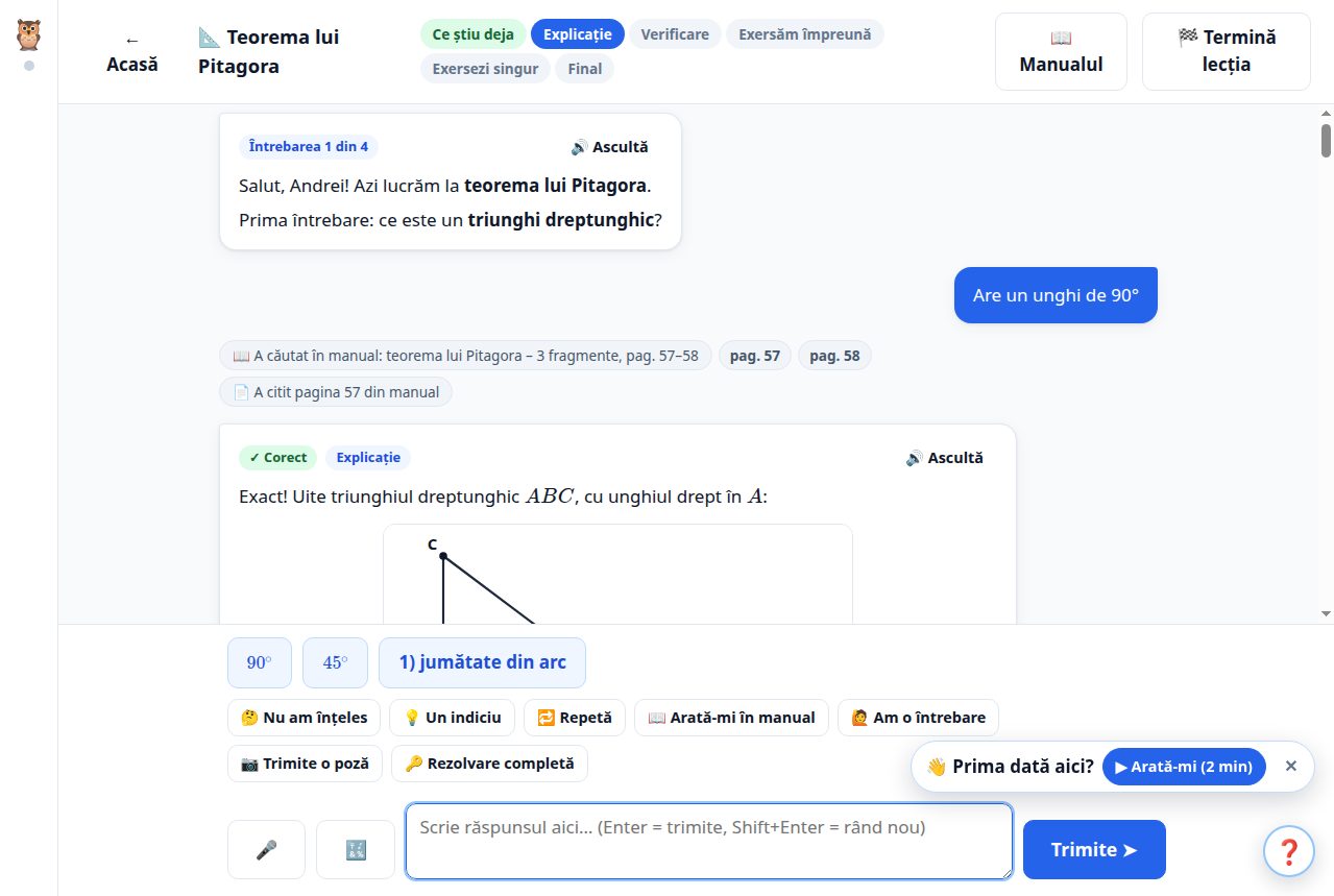 Ecranul unei lecții scrise despre teorema lui Pitagora. Sus se văd fazele lecției: Ce știu deja, Explicație, Verificare, Exersăm împreună, Exersezi singur și Final. Asistentul îl întreabă pe Andrei ce este un triunghi dreptunghic, el răspunde „Are un unghi de 90°”, aplicația arată că a căutat în manual la paginile 57–58, iar asistentul confirmă și începe să deseneze triunghiul. Jos sunt variante de răspuns și butoanele Nu am înțeles, Un indiciu, Repetă, Arată-mi în manual, Am o întrebare, Trimite o poză și Rezolvare completă.